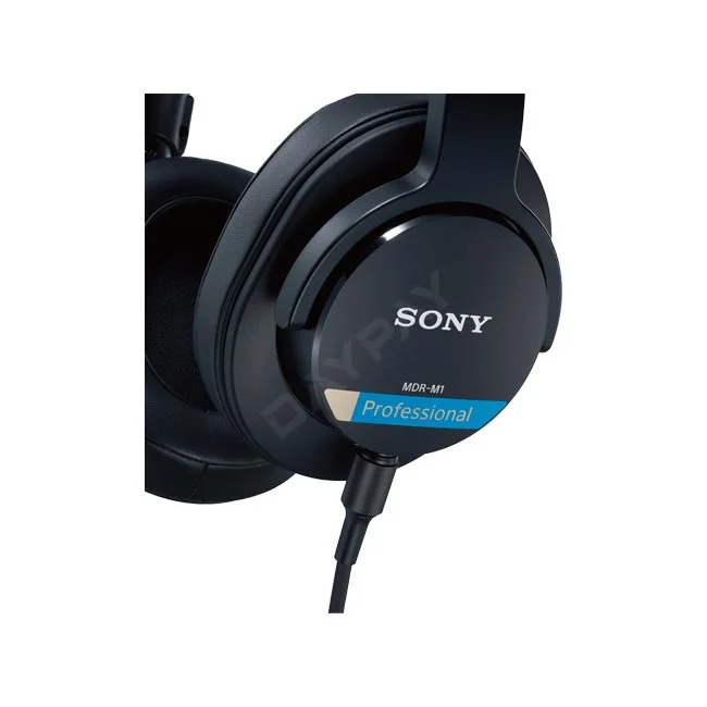 Sony MDR-M1 耳機外側標誌與線材連接處