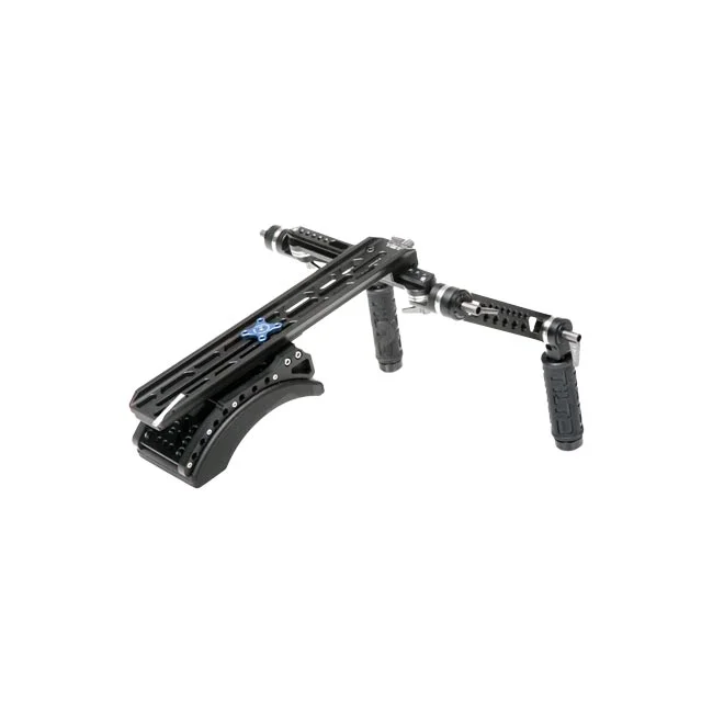 Tilta 15mm Dovetail Shoulder Mount 側前方視角呈現燕尾槽底板、肩墊與雙手把系統
